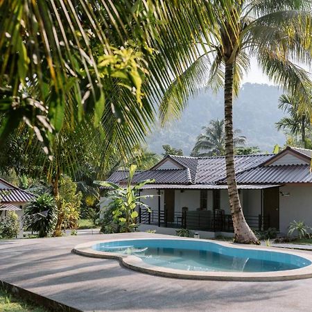 Surfer's Village Khao Lak Exteriör bild