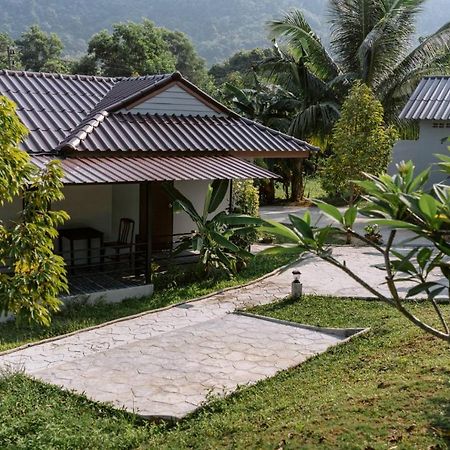 Surfer's Village Khao Lak Exteriör bild
