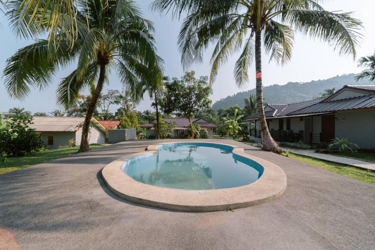 Surfer's Village Khao Lak Exteriör bild